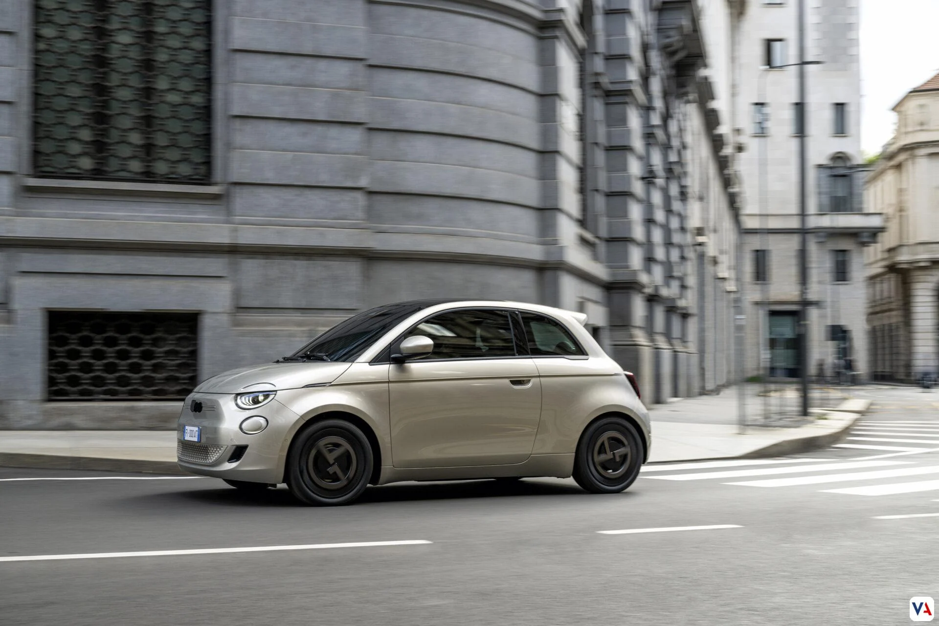 Fiat 500e Giorgio Armani: Ícono de moda y sostenibilidad eléctrica -