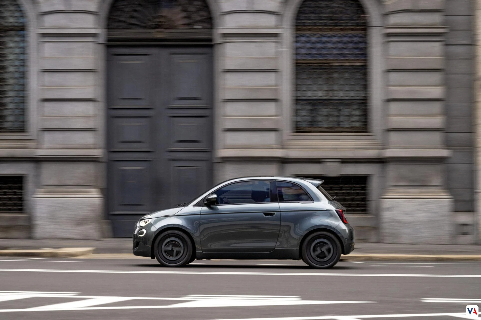 Fiat 500e Giorgio Armani: Ícono de moda y sostenibilidad eléctrica -