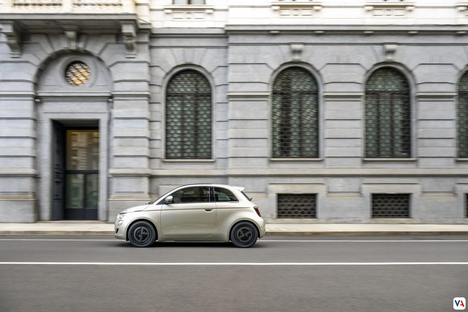 Fiat 500e Giorgio Armani: Ícono de moda y sostenibilidad eléctrica -