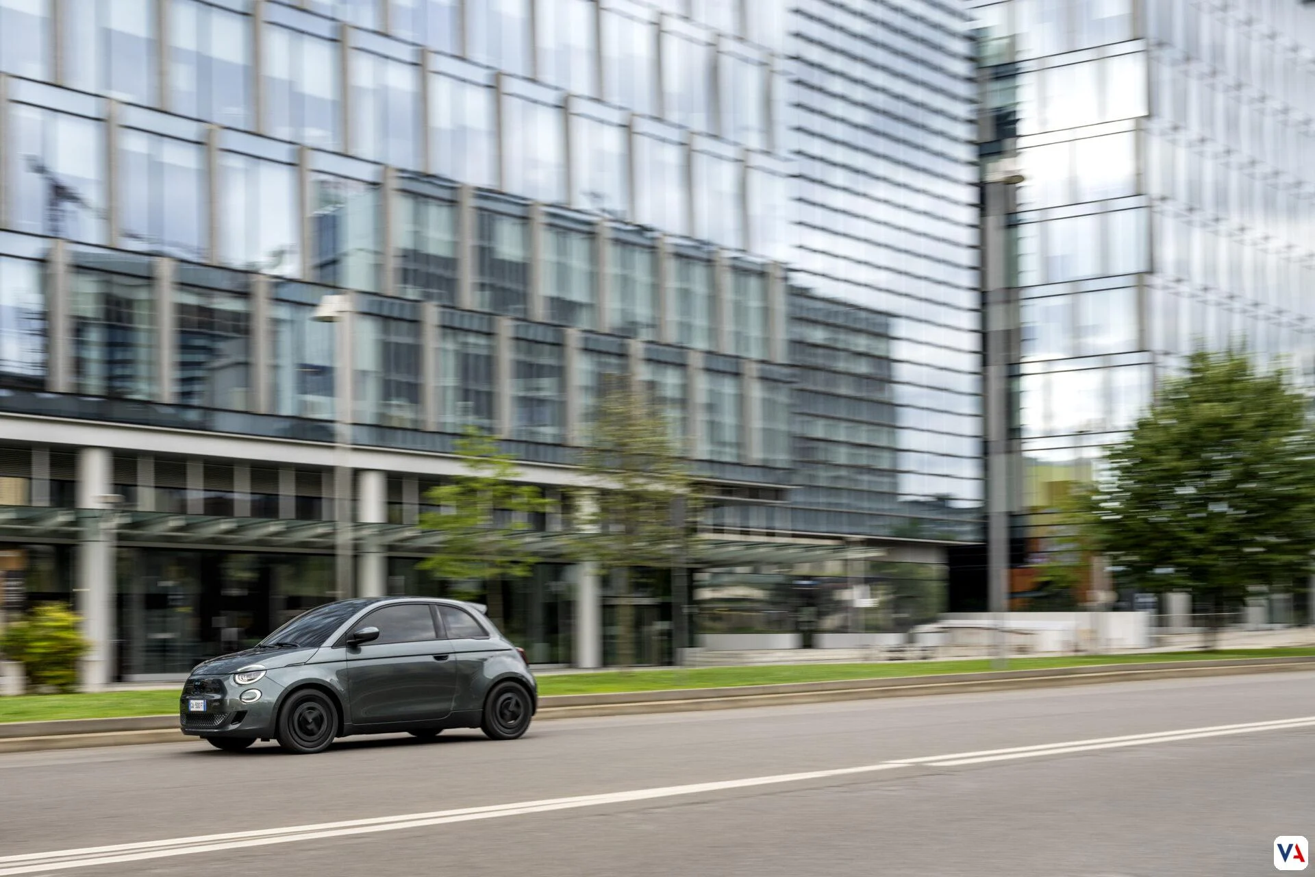 Fiat 500e Giorgio Armani: Ícono de moda y sostenibilidad eléctrica -