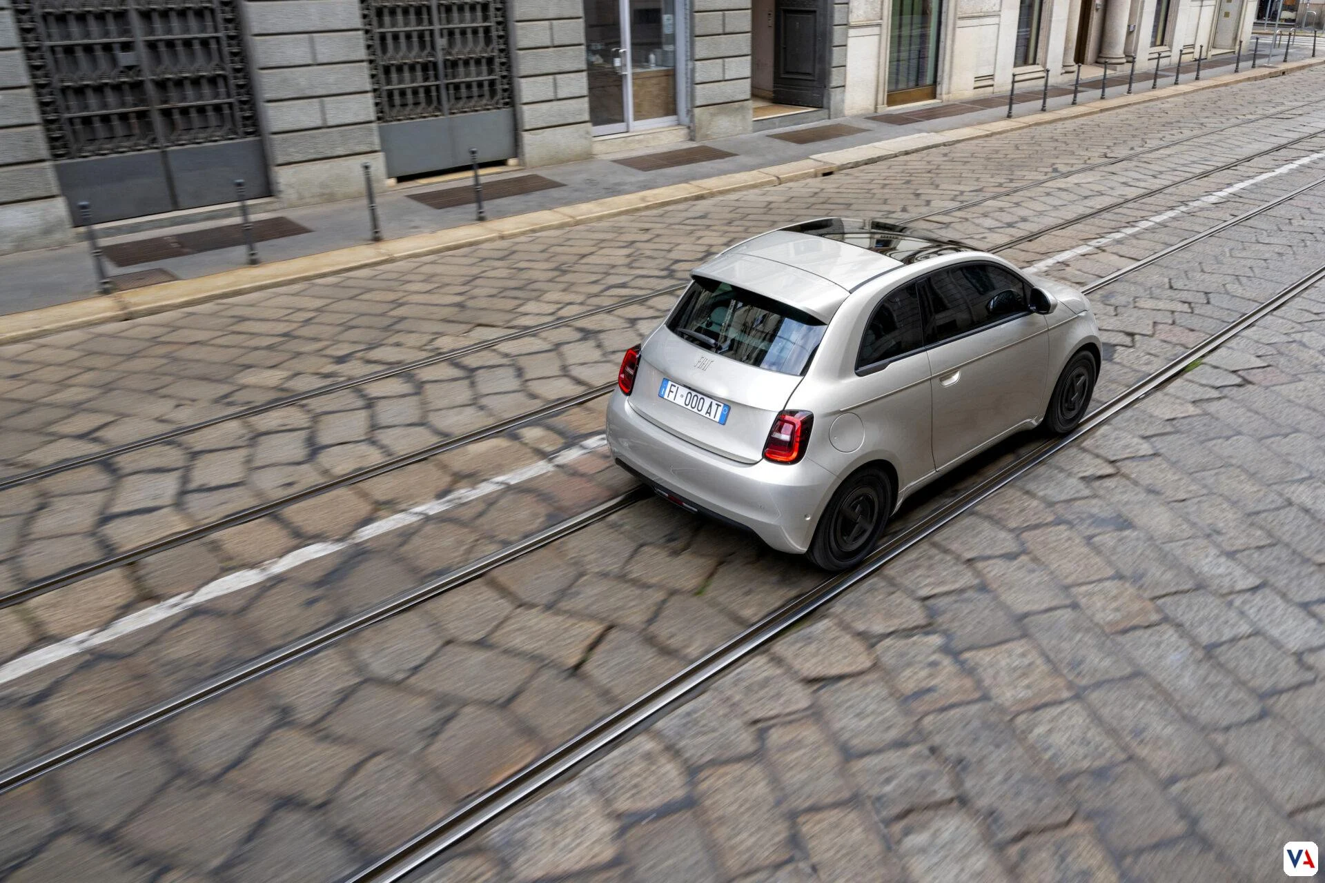 Fiat 500e Giorgio Armani: Ícono de moda y sostenibilidad eléctrica -