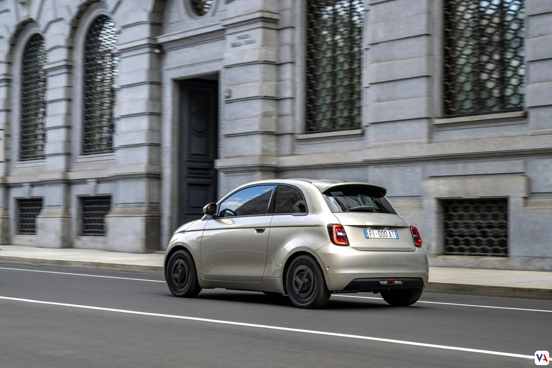 Fiat 500e Giorgio Armani: Ícono de moda y sostenibilidad eléctrica -