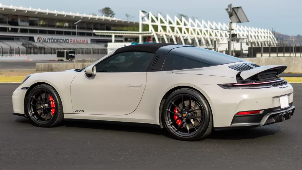 Porsche 911 GTS T-Hybrid en Colombia: más rápido y veloz que un GT3, pero sin “Pico y Placa” 2 Porsche 911 GTS T-Hybrid en Colombia