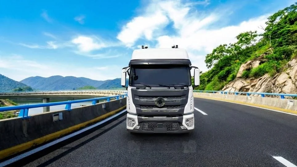 Descubre cómo DFAC Dongfeng en Colombia logró un crecimiento récord del 121% en 2025 y su estrategia para liderar el segmento de buses y GNV en 2026.
