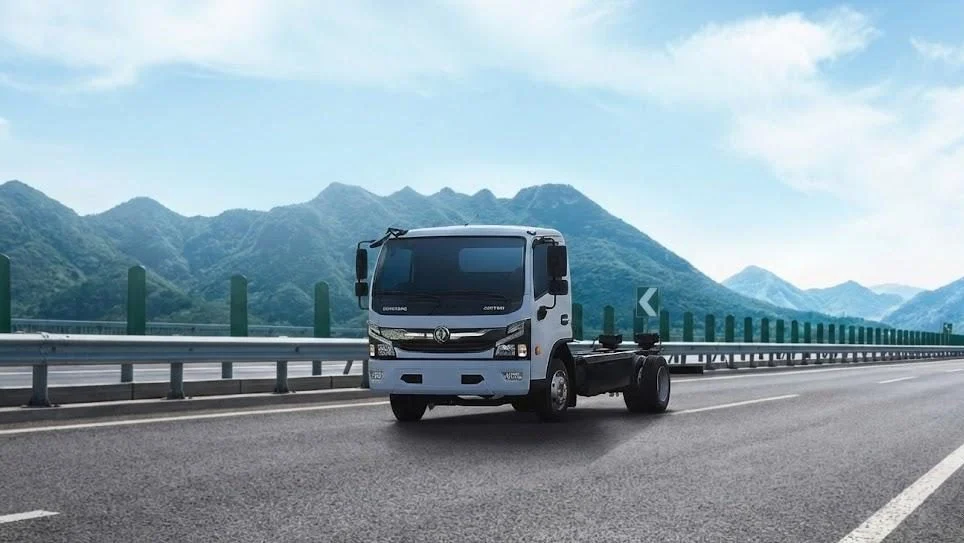 Descubre cómo DFAC Dongfeng en Colombia logró un crecimiento récord del 121% en 2025 y su estrategia para liderar el segmento de buses y GNV en 2026.
