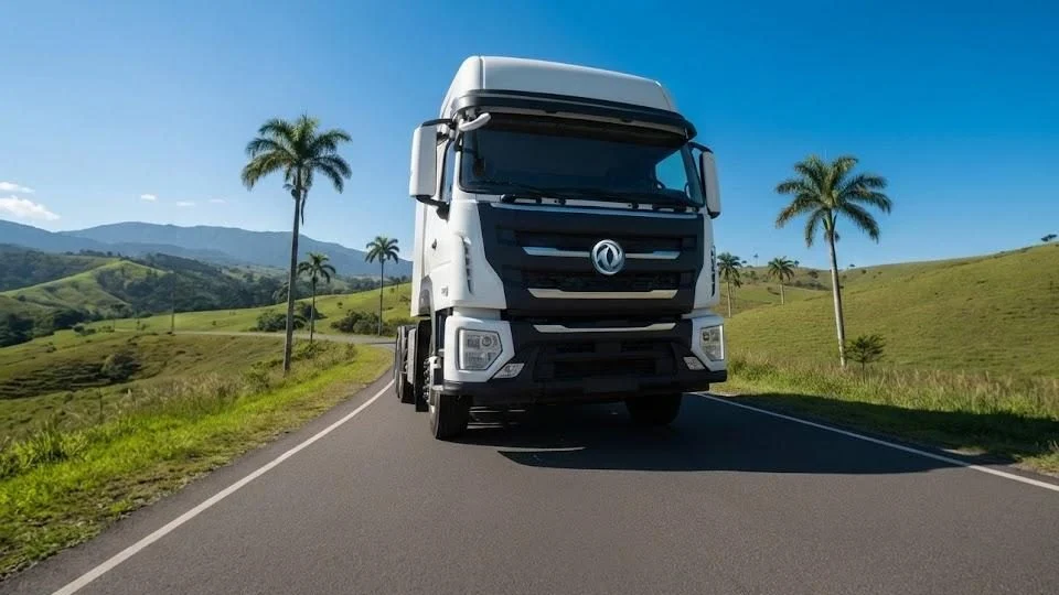 Descubre cómo DFAC Dongfeng en Colombia logró un crecimiento récord del 121% en 2025 y su estrategia para liderar el segmento de buses y GNV en 2026.
