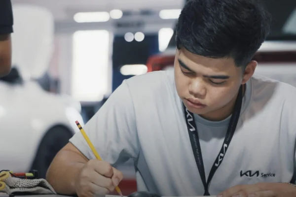 Descubre cómo la Iniciativa Bootcamp de Kia transforma el futuro de 87 jóvenes con educación técnica en electromovilidad y empleabilidad real.