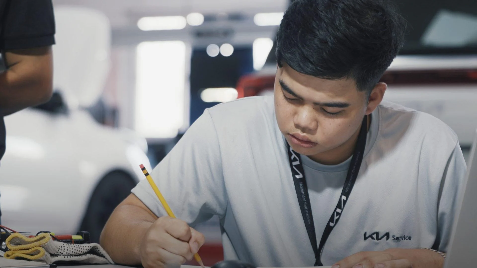 Descubre cómo la Iniciativa Bootcamp de Kia transforma el futuro de 87 jóvenes con educación técnica en electromovilidad y empleabilidad real.