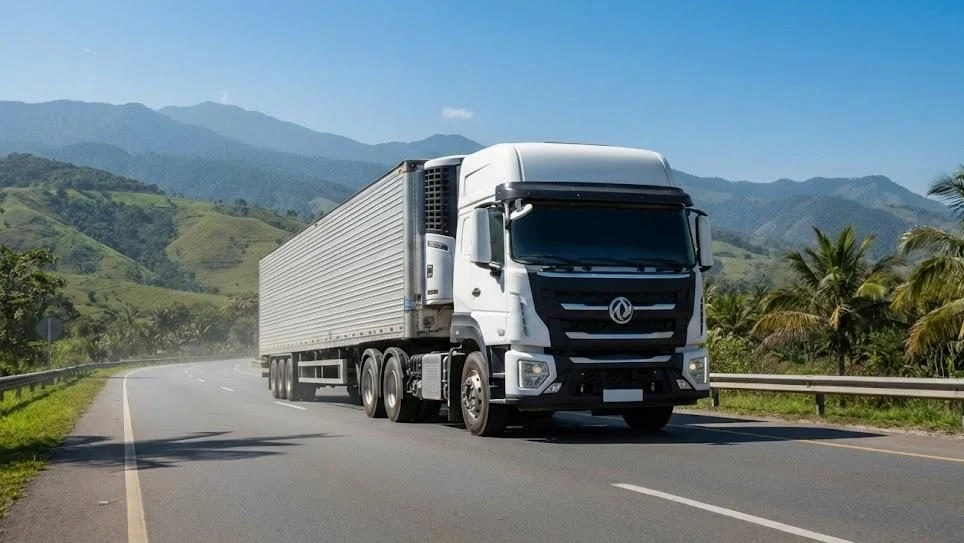 Descubre cómo DFAC Dongfeng en Colombia logró un crecimiento récord del 121% en 2025 y su estrategia para liderar el segmento de buses y GNV en 2026.