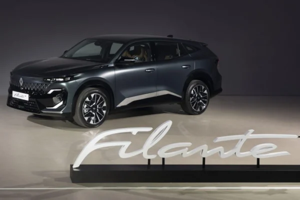 Descubre el Renault Filante, el nuevo crossover híbrido de 250 hp que combina diseño francés y tecnología coreana. Un vehículo de lujo que llegará a Latinoamérica en 2027.