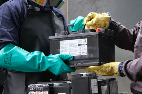 ¿Tienes baterías usadas en casa? No las tires. Autogermana lanza una campaña vital en Bogotá para gestionar estos residuos peligrosos y recuperar materiales valiosos.