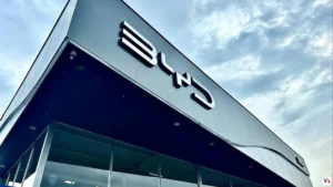 BYD lidera el mercado colombiano en 2025 con 52.4% de participación en eléctricos. Conoce los hitos históricos, expansión para 2026 y la nueva tecnología Flash Charging.