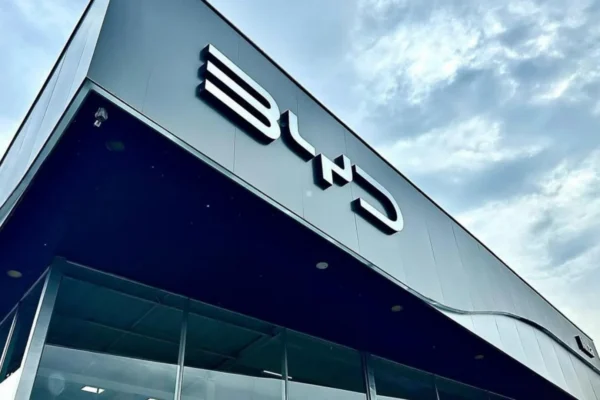 BYD lidera el mercado colombiano en 2025 con 52.4% de participación en eléctricos. Conoce los hitos históricos, expansión para 2026 y la nueva tecnología Flash Charging.