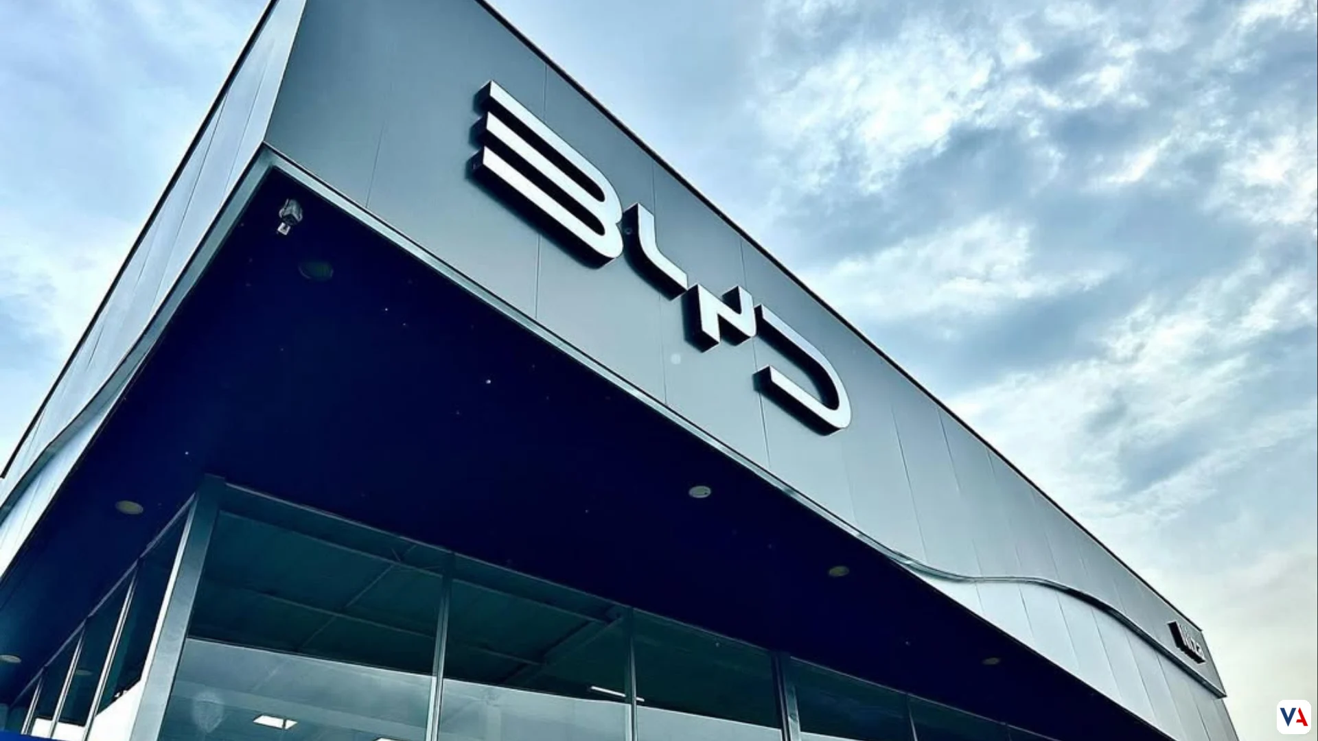 BYD lidera el mercado colombiano en 2025 con 52.4% de participación en eléctricos. Conoce los hitos históricos, expansión para 2026 y la nueva tecnología Flash Charging.