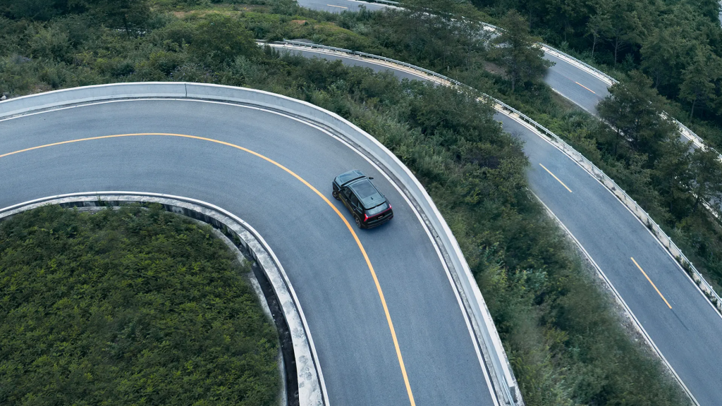 Geely revoluciona la industria con 10 años de innovación en tecnología de metanol verde. Conoce el futuro de los motores híbridos y la descarbonización global.
