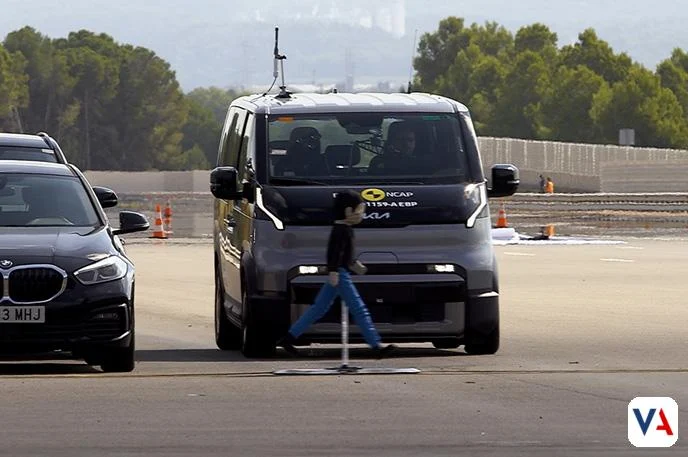 La Kia PV5 Cargo obtiene la máxima calificación Euro NCAP. Conoce su tecnología ADAS, monitoreo de conductor y por qué es la Furgoneta Internacional del Año 2026.
