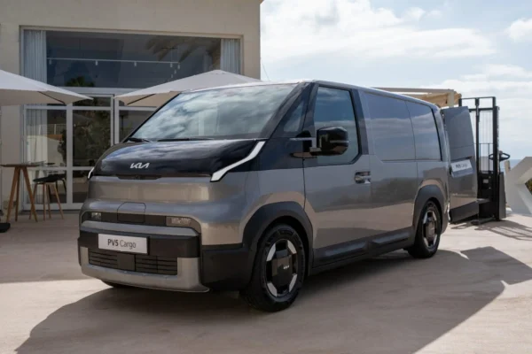 La Kia PV5 Cargo obtiene la máxima calificación Euro NCAP. Conoce su tecnología ADAS, monitoreo de conductor y por qué es la Furgoneta Internacional del Año 2026.