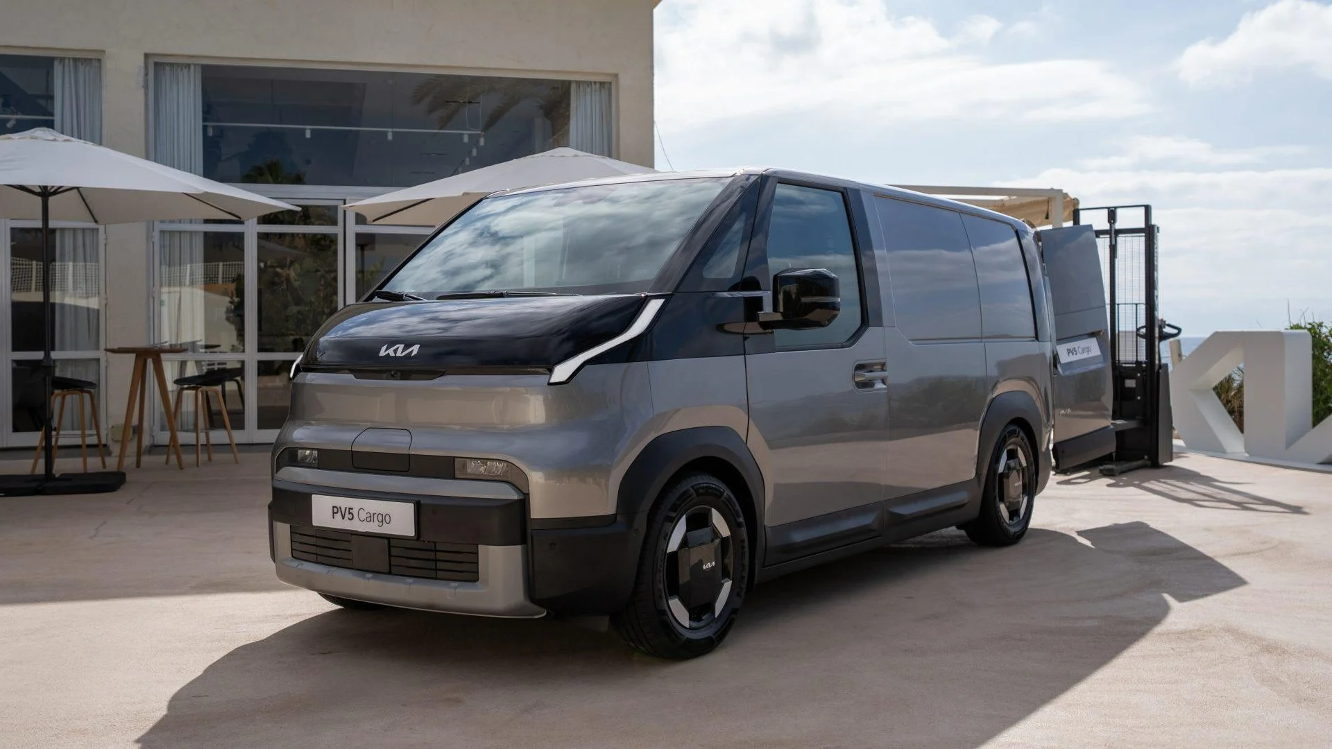 La Kia PV5 Cargo obtiene la máxima calificación Euro NCAP. Conoce su tecnología ADAS, monitoreo de conductor y por qué es la Furgoneta Internacional del Año 2026.