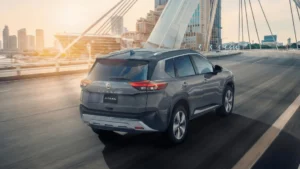 Análisis de tendencias de color automotriz: ¿Por qué el blanco es líder? Conoce la tecnología de pintura de Nissan y la excepción del mercado colombiano.