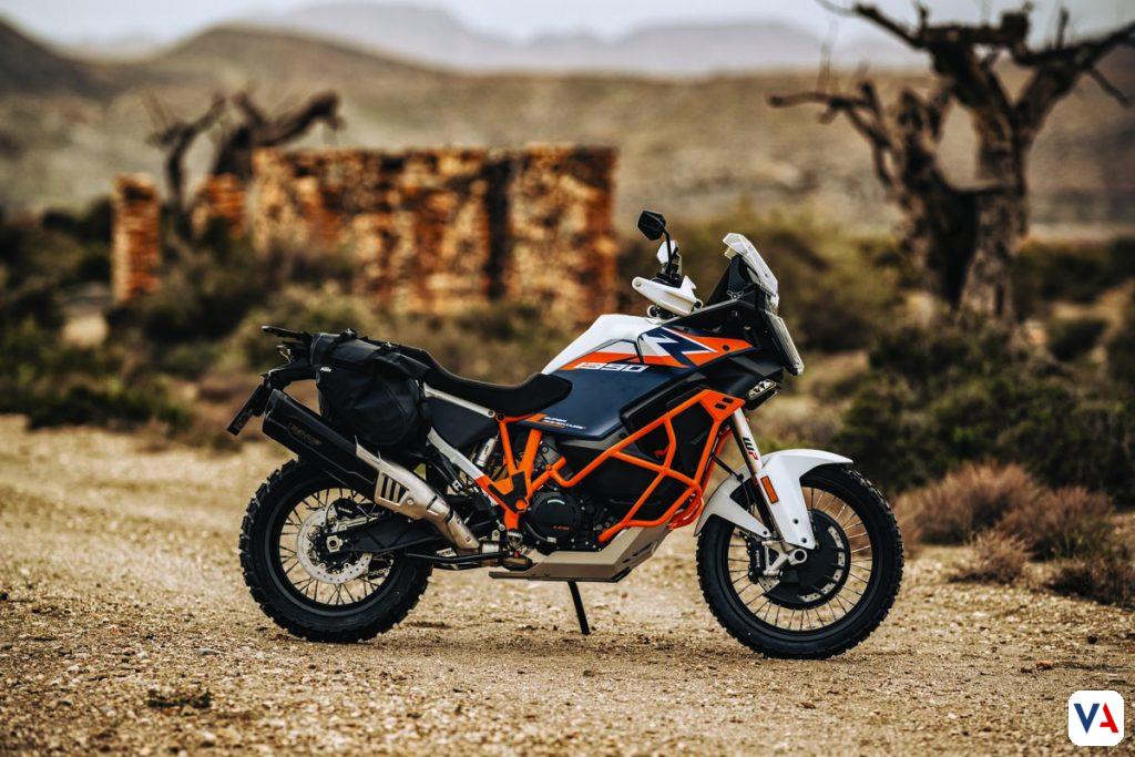 Llega a Colombia la nueva KTM 1390 Super Adventure. Potencia de 1350 cc, opciones de suspensión WP SAT o XPLOR y diseño revolucionario para dominar cualquier terreno.