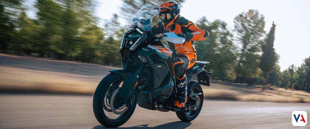 Llega a Colombia la nueva KTM 1390 Super Adventure. Potencia de 1350 cc, opciones de suspensión WP SAT o XPLOR y diseño revolucionario para dominar cualquier terreno.