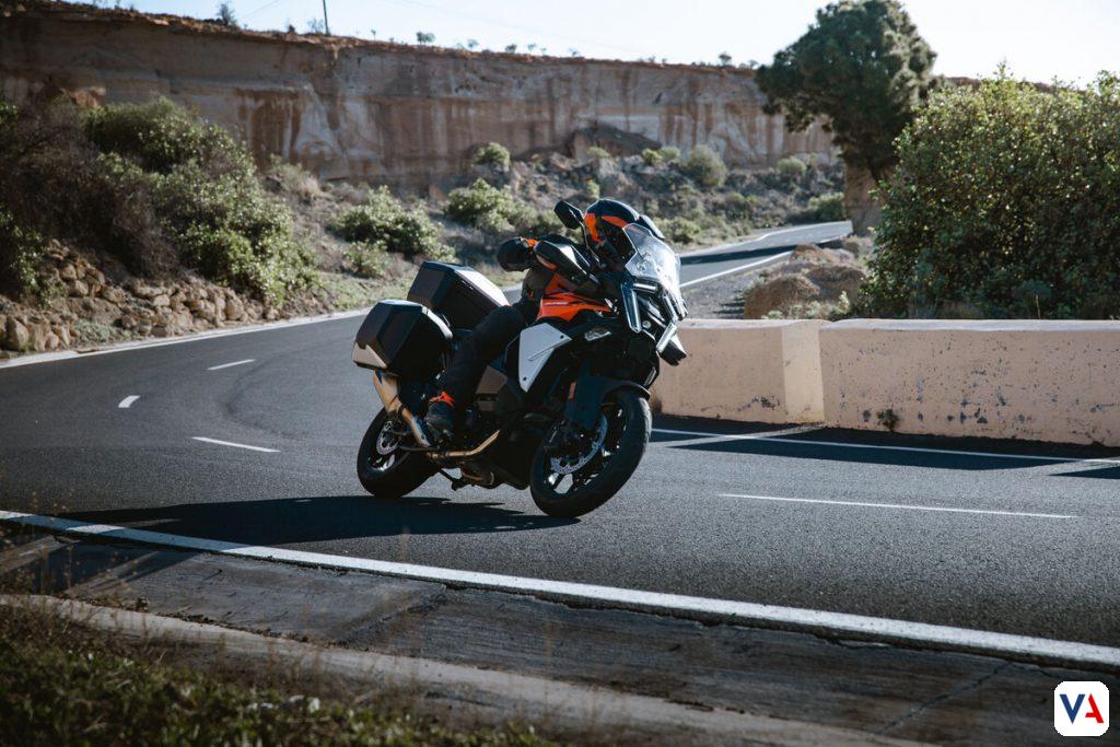 Llega a Colombia la nueva KTM 1390 Super Adventure. Potencia de 1350 cc, opciones de suspensión WP SAT o XPLOR y diseño revolucionario para dominar cualquier terreno.