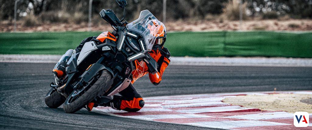 Llega a Colombia la nueva KTM 1390 Super Adventure. Potencia de 1350 cc, opciones de suspensión WP SAT o XPLOR y diseño revolucionario para dominar cualquier terreno.