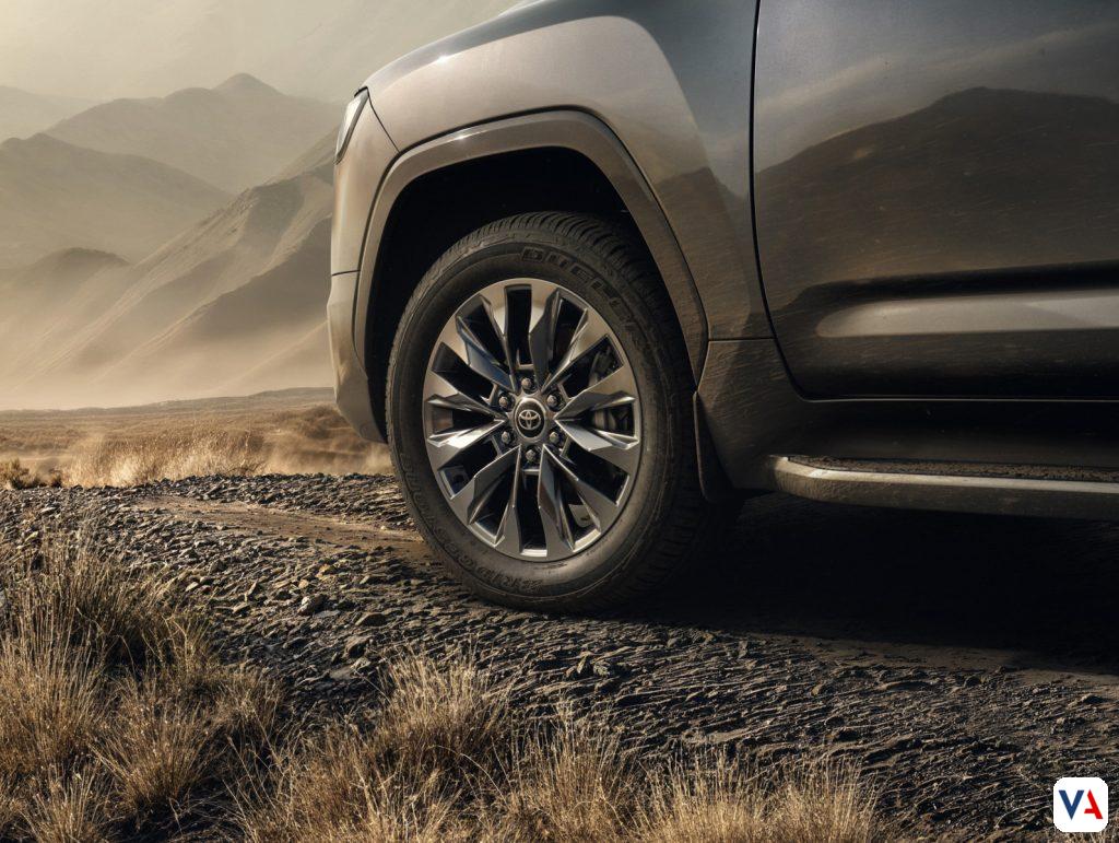 Llega la Toyota Land Cruiser 300 híbrida. Potencia biturbo, capacidad 4x4 legendaria y tecnología premium con sonido JBL. Conoce la gama completa.
