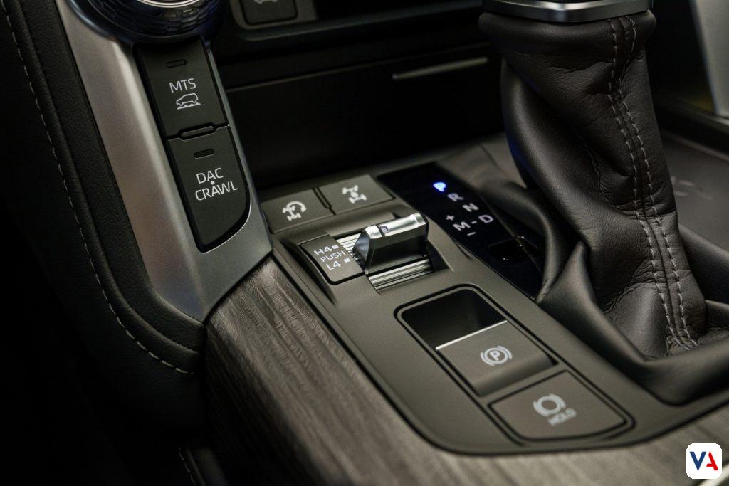 Llega la Toyota Land Cruiser 300 híbrida. Potencia biturbo, capacidad 4x4 legendaria y tecnología premium con sonido JBL. Conoce la gama completa.
