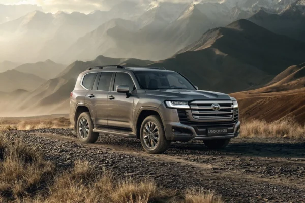 Llega la Toyota Land Cruiser 300 híbrida. Potencia biturbo, capacidad 4x4 legendaria y tecnología premium con sonido JBL. Conoce la gama completa.