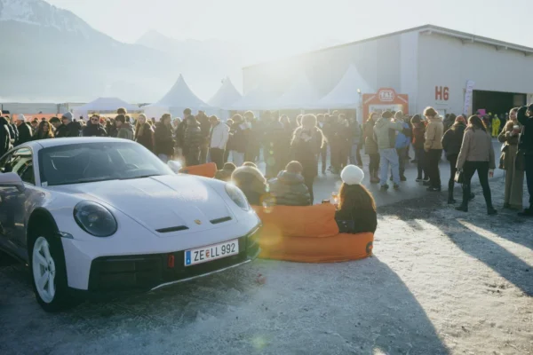 La F.A.T. Ice Race 2026 une clásicos y futuros en Austria. Conoce el nuevo Cayenne Electric de 1.156 CV y la cultura joven de Porsche Youngsters.