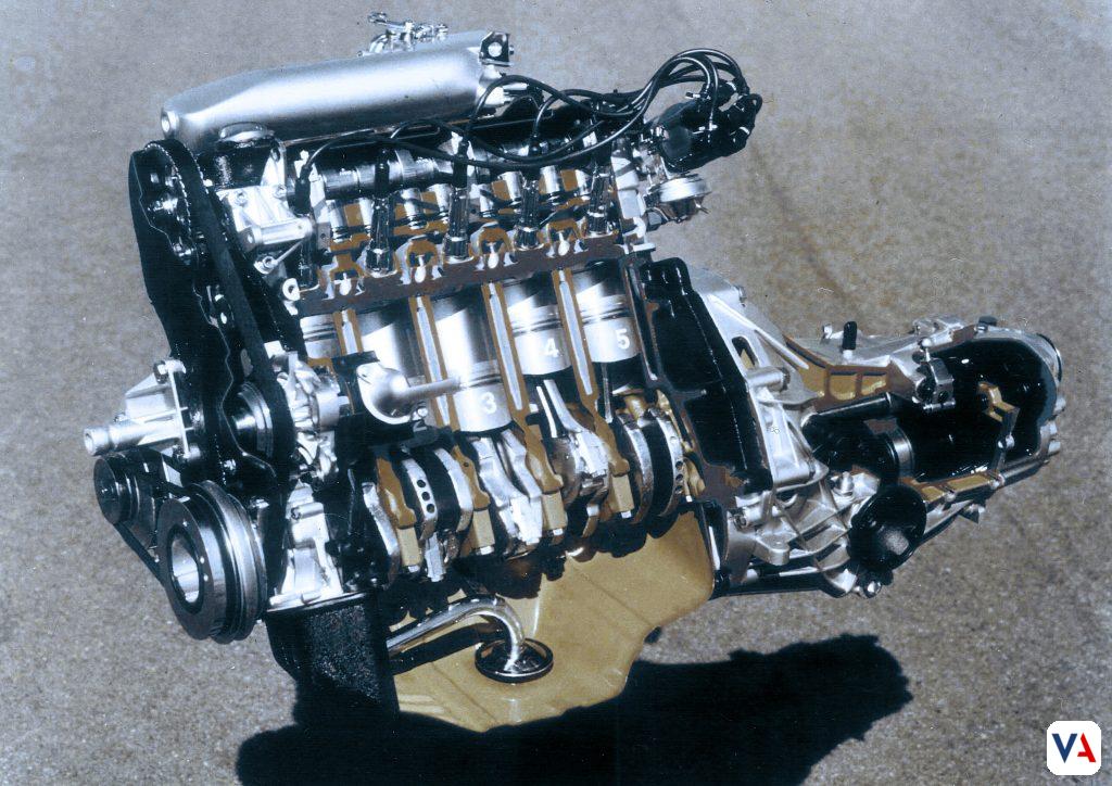 Descubre la historia del legendario motor de cinco cilindros de Audi. Desde 1976 y el Type 43 hasta el actual RS 3 con 400 PS, celebra 50 años de potencia y sonido único.