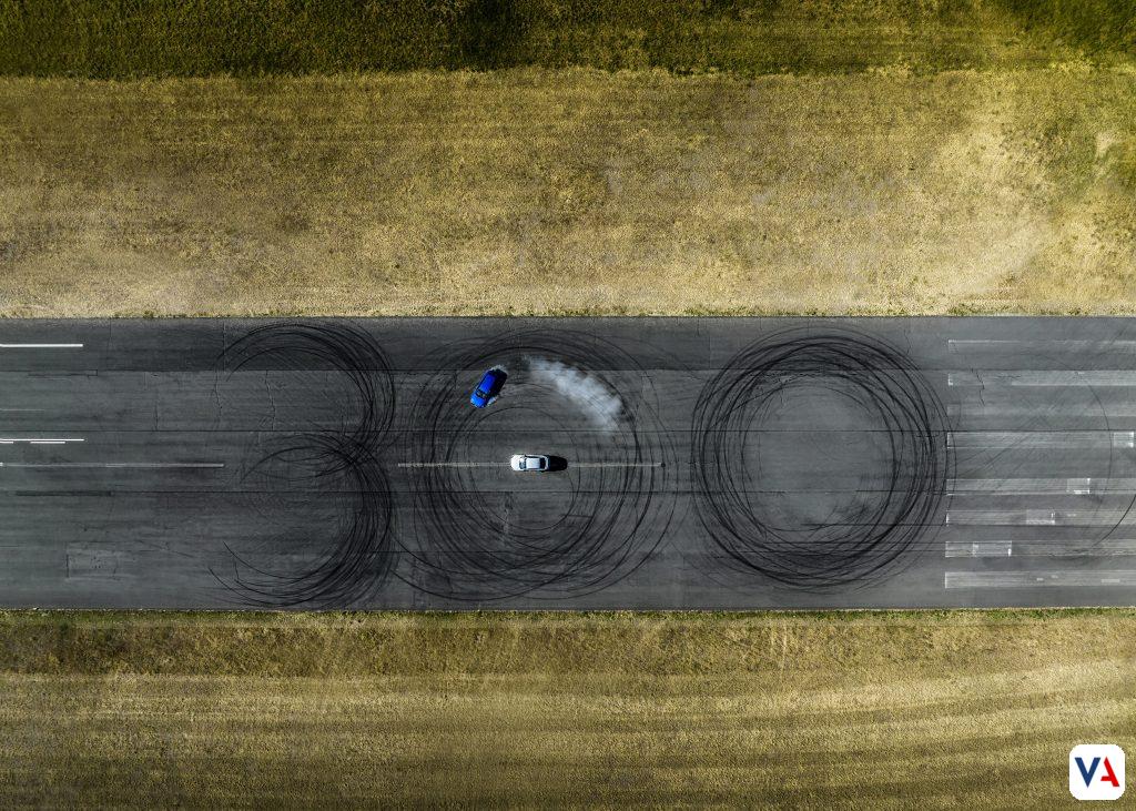 Descubre la historia del legendario motor de cinco cilindros de Audi. Desde 1976 y el Type 43 hasta el actual RS 3 con 400 PS, celebra 50 años de potencia y sonido único.