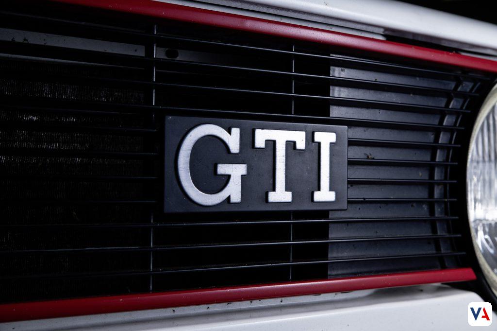 Celebra 50 años de leyenda con el Golf GTI EDITION 50. Descubre la historia detallada de sus 8 generaciones y el modelo más potente jamás creado con 325 PS.