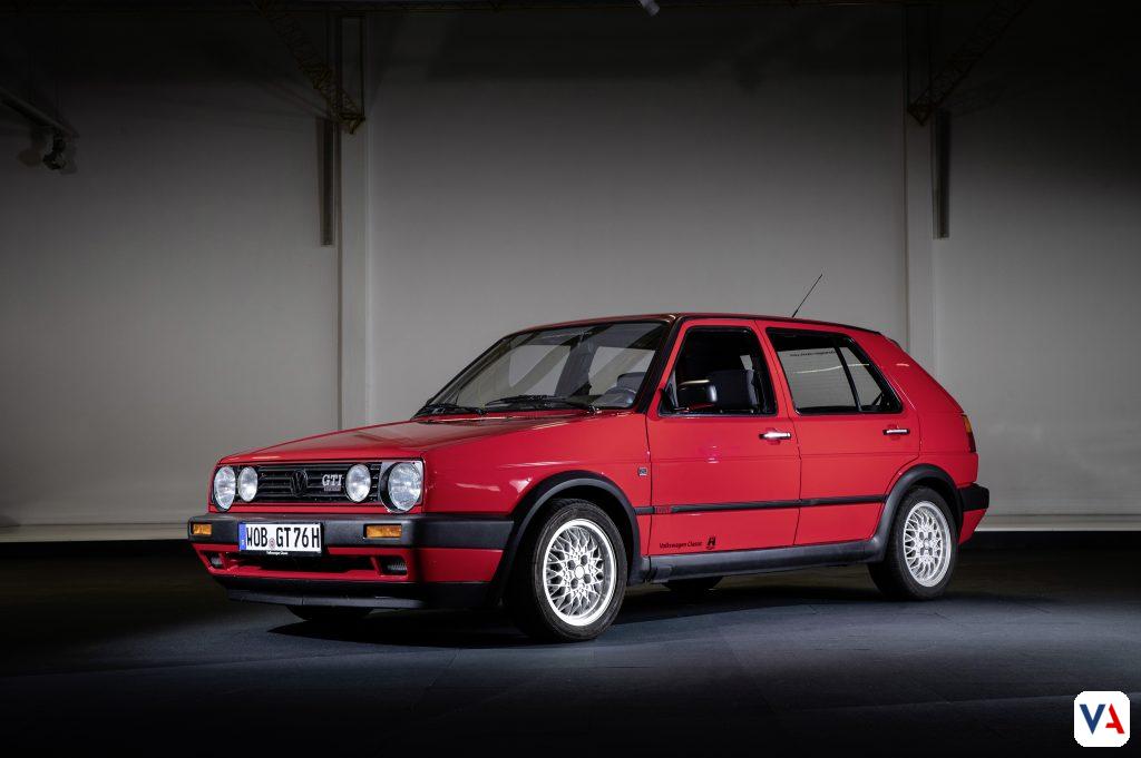 Celebra 50 años de leyenda con el Golf GTI EDITION 50. Descubre la historia detallada de sus 8 generaciones y el modelo más potente jamás creado con 325 PS.

