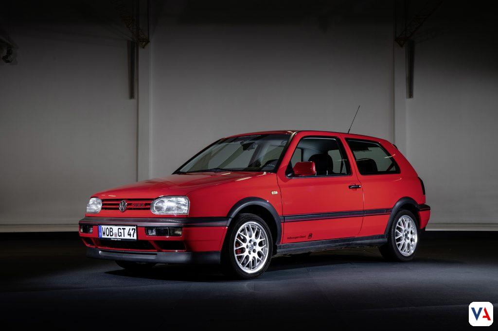 Celebra 50 años de leyenda con el Golf GTI EDITION 50. Descubre la historia detallada de sus 8 generaciones y el modelo más potente jamás creado con 325 PS.
