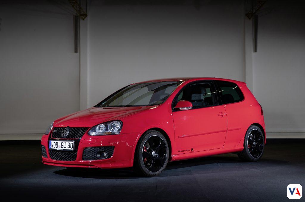 Celebra 50 años de leyenda con el Golf GTI EDITION 50. Descubre la historia detallada de sus 8 generaciones y el modelo más potente jamás creado con 325 PS.
