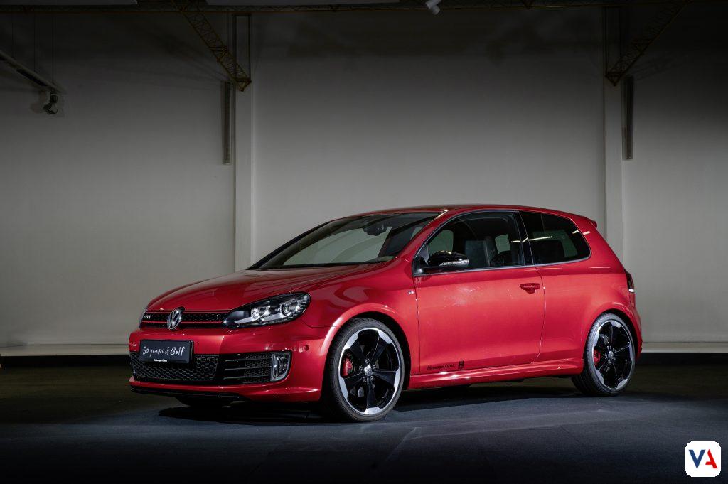 Celebra 50 años de leyenda con el Golf GTI EDITION 50. Descubre la historia detallada de sus 8 generaciones y el modelo más potente jamás creado con 325 PS.
