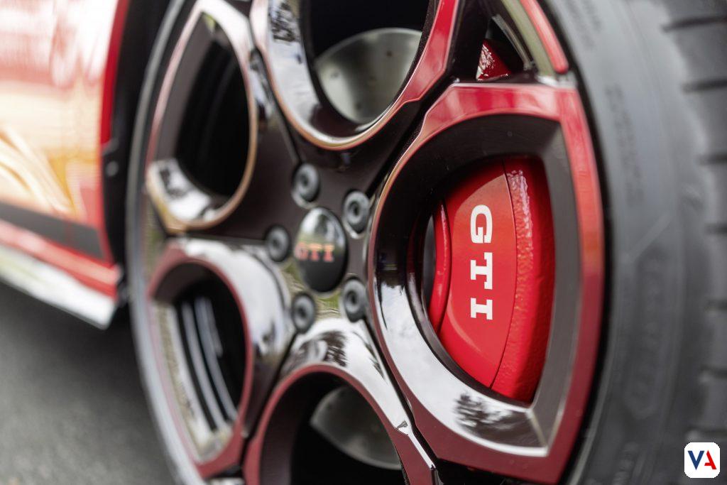 Celebra 50 años de leyenda con el Golf GTI EDITION 50. Descubre la historia detallada de sus 8 generaciones y el modelo más potente jamás creado con 325 PS.
