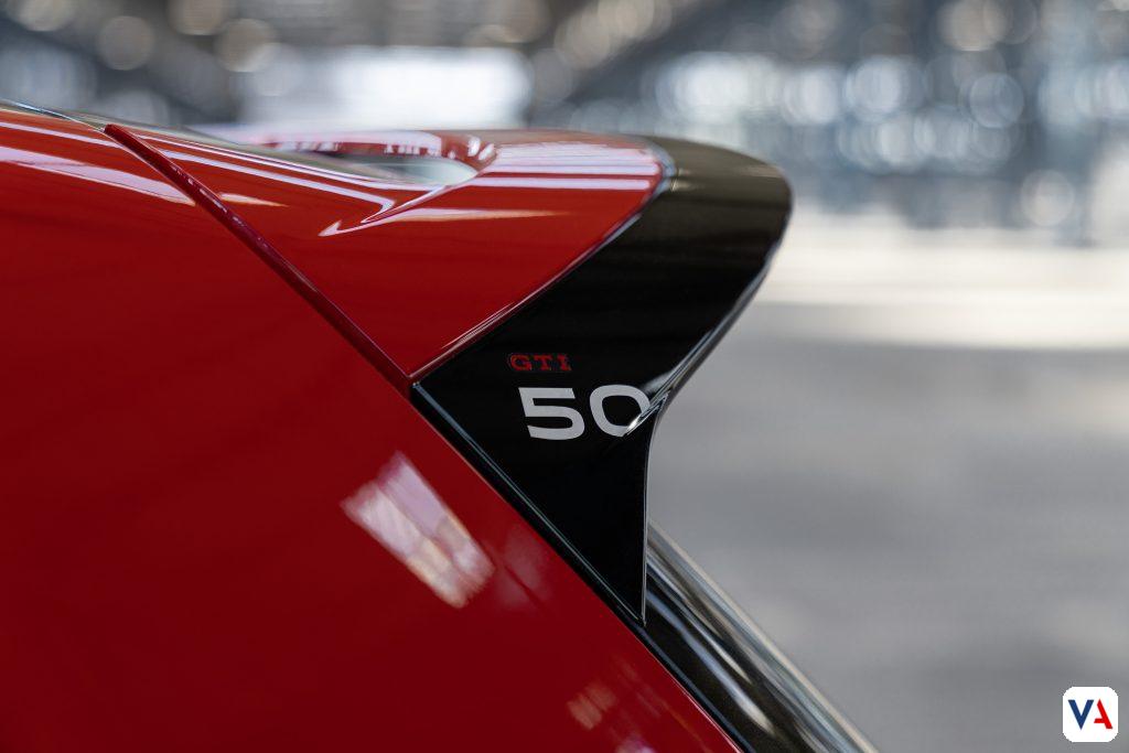 Celebra 50 años de leyenda con el Golf GTI EDITION 50. Descubre la historia detallada de sus 8 generaciones y el modelo más potente jamás creado con 325 PS.
