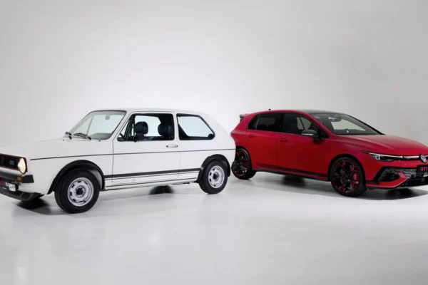 Celebra 50 años de leyenda con el Golf GTI EDITION 50. Descubre la historia detallada de sus 8 generaciones y el modelo más potente jamás creado con 325 PS.