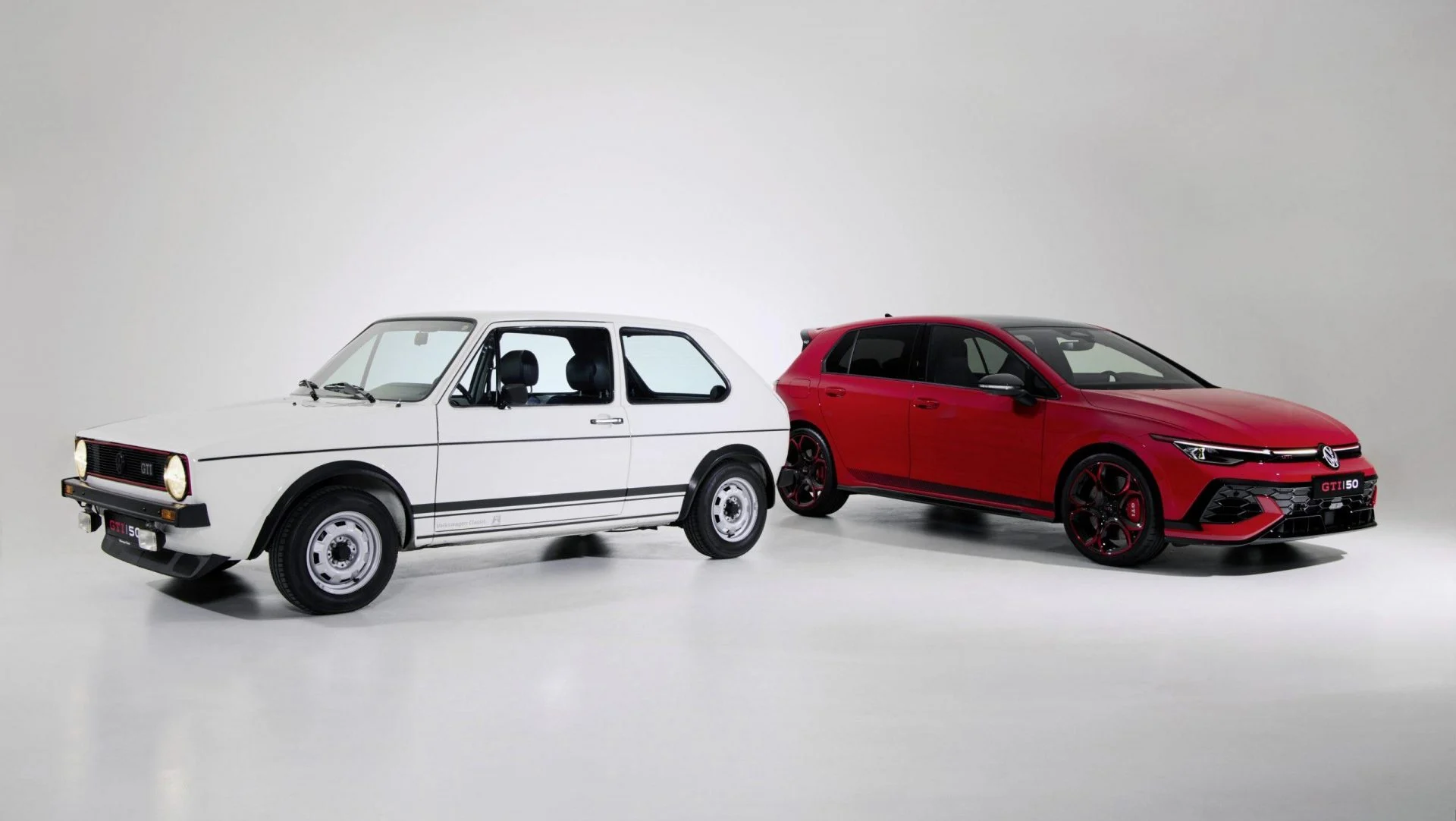Celebra 50 años de leyenda con el Golf GTI EDITION 50. Descubre la historia detallada de sus 8 generaciones y el modelo más potente jamás creado con 325 PS.