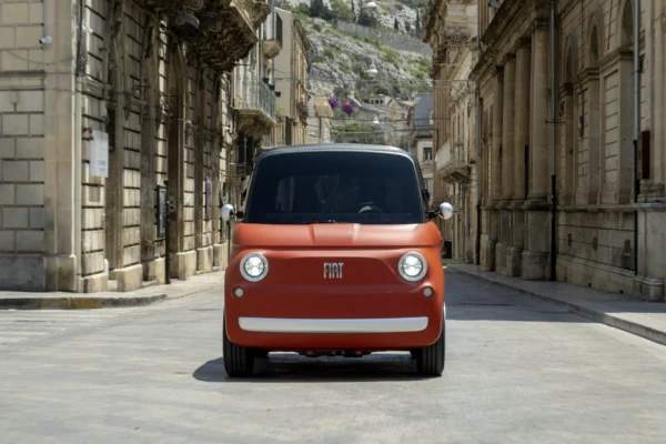 El Fiat Topolino estrena color Corallo y tecnología digital. Conoce el cuadriciclo eléctrico líder en Europa, ideal para la ciudad.