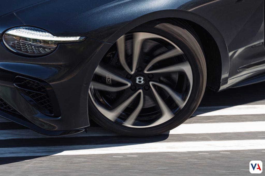 Descubre el nuevo Bentley Continental GT S: un híbrido de alto rendimiento con 680 PS, diseño Blackline oscuro y tecnología de chasis activo para una conducción deportiva superior.
