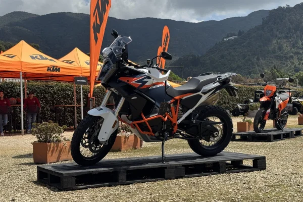 Llega a Colombia la nueva KTM 1390 Super Adventure. Potencia de 1350 cc, opciones de suspensión WP SAT o XPLOR y diseño revolucionario para dominar cualquier terreno.