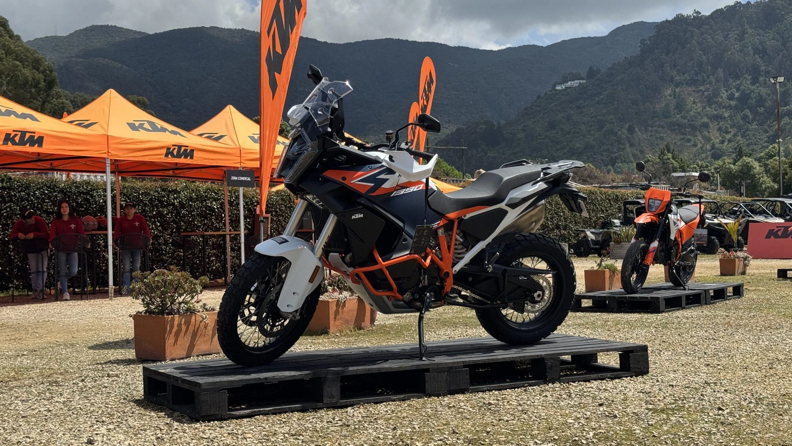 Llega a Colombia la nueva KTM 1390 Super Adventure. Potencia de 1350 cc, opciones de suspensión WP SAT o XPLOR y diseño revolucionario para dominar cualquier terreno.