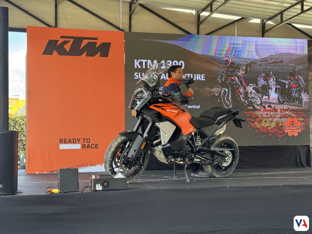 Llega a Colombia la nueva KTM 1390 Super Adventure. Potencia de 1350 cc, opciones de suspensión WP SAT o XPLOR y diseño revolucionario para dominar cualquier terreno.
