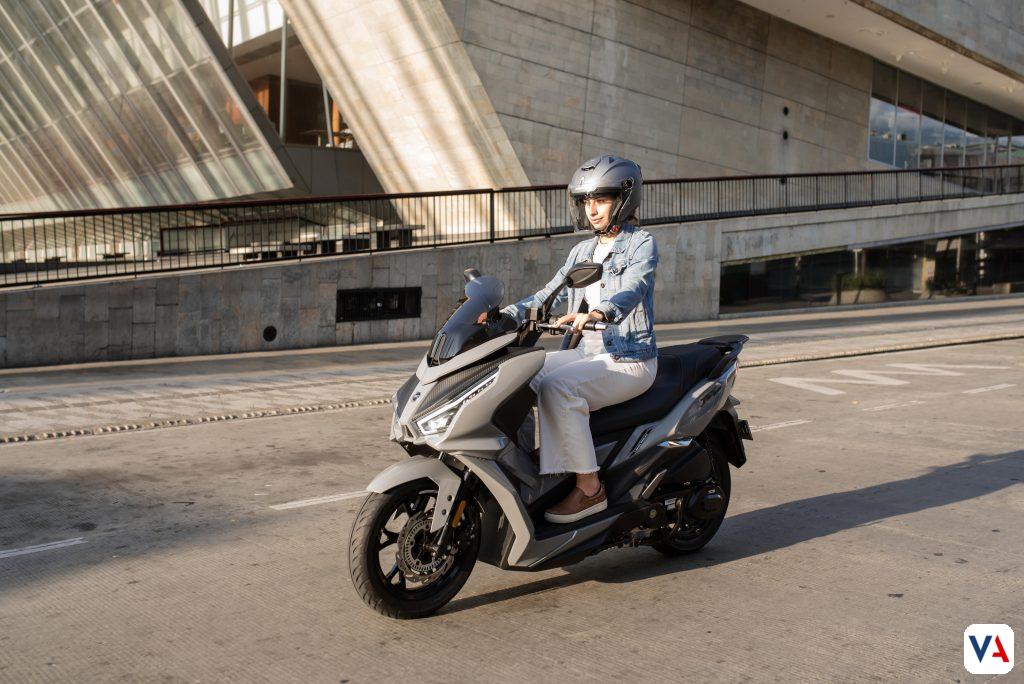 AKT JET EVO 150: La nueva era de movilidad scooter en Colombia 4 AKT Motos presenta la AKT JET EVO 150: la scooter que redefine la movilidad urbana con máxima seguridad, inyección electrónica y diseño premium.