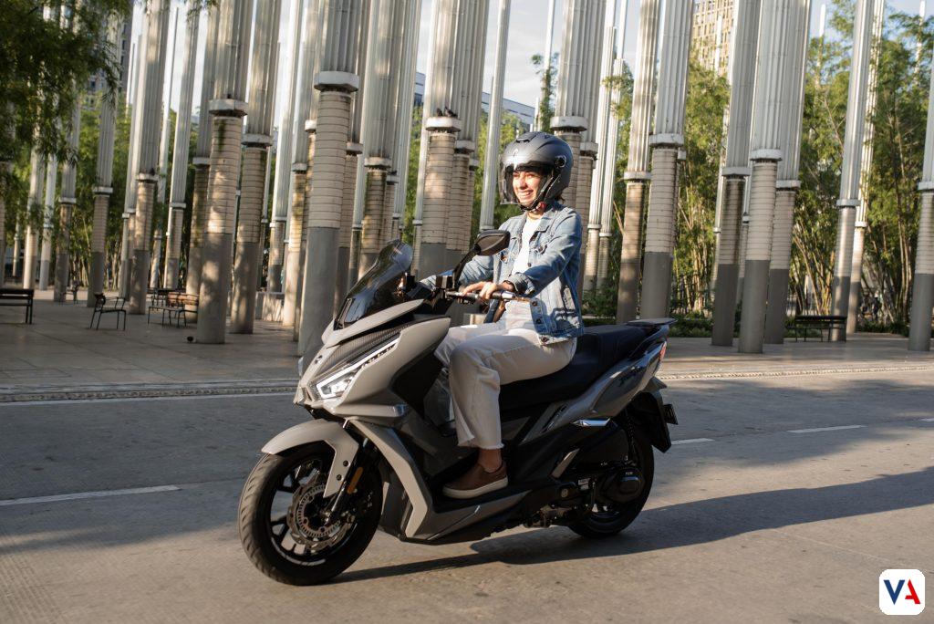 AKT JET EVO 150: La nueva era de movilidad scooter en Colombia 3 AKT Motos presenta la AKT JET EVO 150: la scooter que redefine la movilidad urbana con máxima seguridad, inyección electrónica y diseño premium.