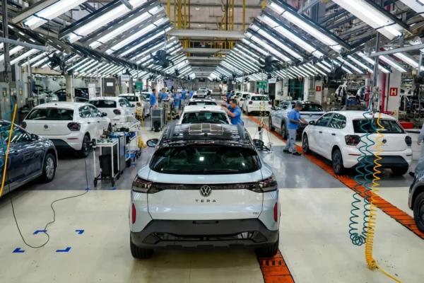 Descubre la historia de Volkswagen Taubaté en su 50 aniversario. Con 8 millones de autos producidos, la planta celebra un legado de innovación y éxito con modelos como el Gol y el Polo.